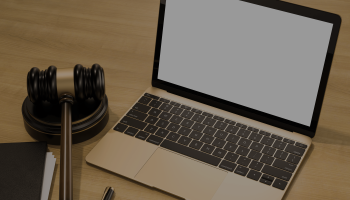 Laptop op bureau + rechten