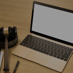 Laptop op bureau + rechten
